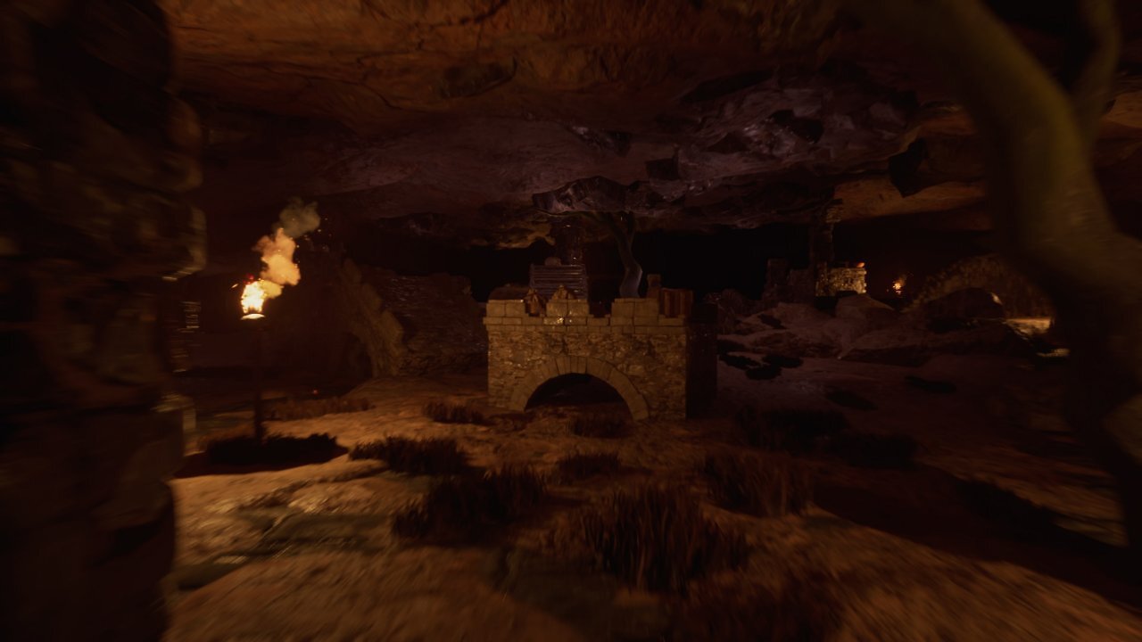 Eine große Höhle mit mehreren Mauerwerken.