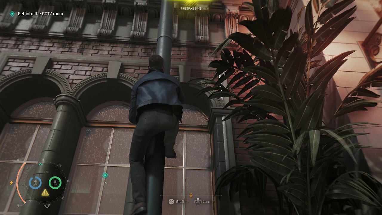 [30/04/2026] An Regenrohren nach oben klettern: Das hat sich 007 von Agent 47 abgeschaut.