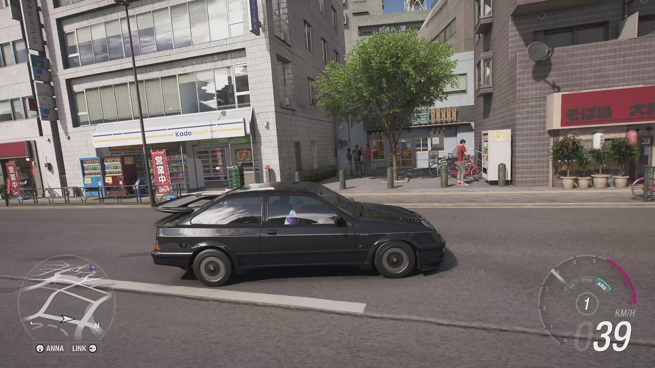 [13/05/2026] In kleinen Gassen und hinter Absperrungen entdecken wir in Tokio immer wieder herumstehende NPCs, damit die Stadt ein wenig lebendiger erscheint.