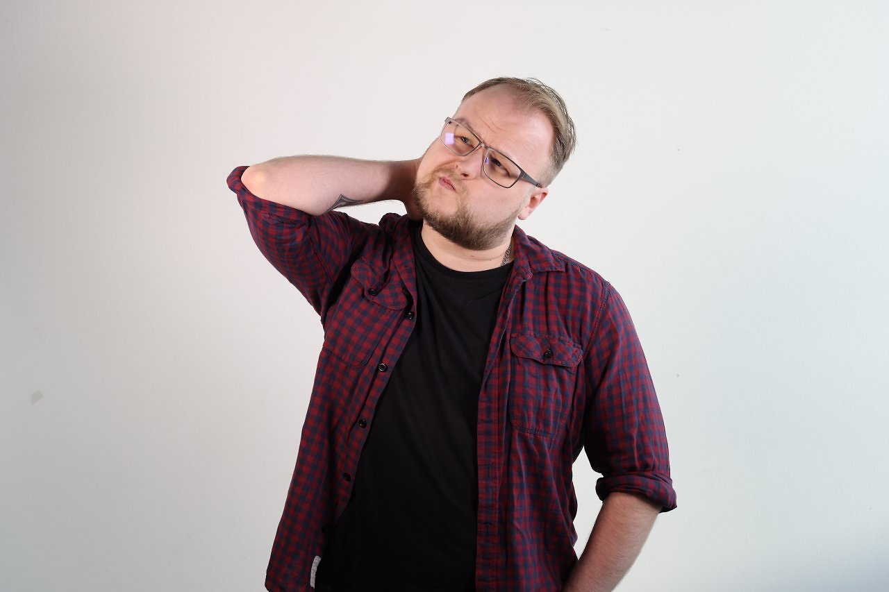 [20/05/2026] MMOs sind mir tatsächlich größtenteils egal. Als WoW aufgeschlagen ist, habe ich noch auf dem Dorf gewohnt mit ISDN-Leitung, die pro Minute abgerechnet wurde. Meine Eltern hätten mich umgebracht, wenn ich da Stunden um Stunden in ein MMO gesteckt hätte, das obendrauf noch Abo-Geld wollte. Ein damaliger Kumpel wollte mir dann Guild Wars schmackhaft machen (Das kaufst du dir nur einmal, man!), doch auch da habe ich dankend abgelehnt. Zu der Zeit habe ich mich einfach lieber in Singleplayer-Rollenspiele, wie Elder Scrolls und natürlich meine geliebte Gothic-Serie versenkt.&nbsp;Warum leite ich diese Zeilen dann mit 