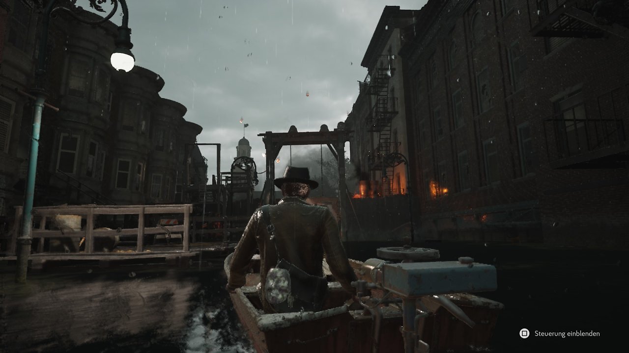 Ein Mann mit Hut fährt mit einem kleinen Motorboot durch die überfluteten Straßen von Arkham.