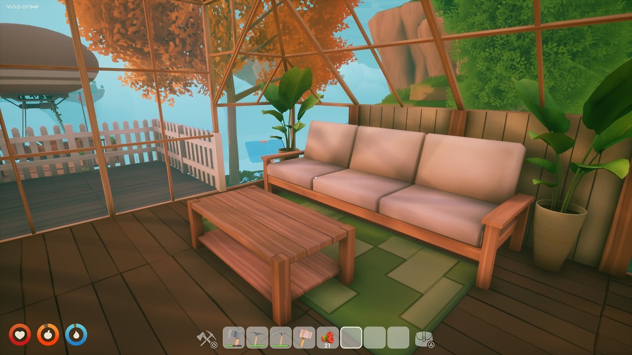 Weiße Dreisitzer-Couch mit Holzbeinen, davor ein Couchtisch aus Holz und ein grüner Teppich.
