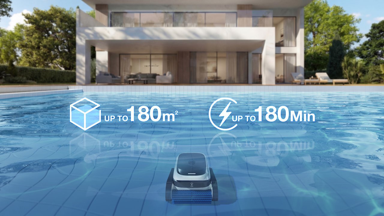 Ein Poolreinigungsroboter bei der Arbeit
