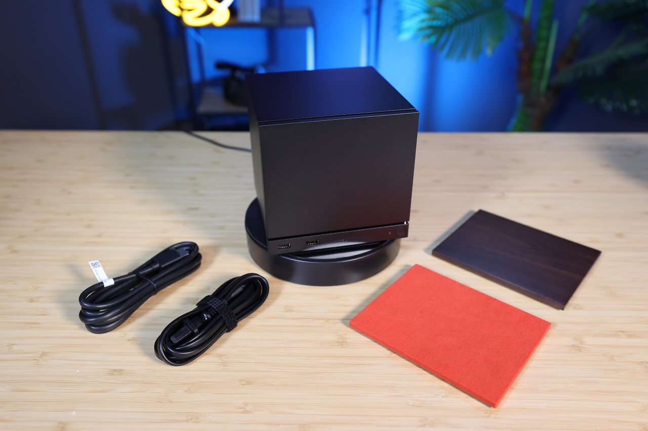 [22/06/2026] Im Lieferumfang befinden sich, neben den zwei optionalen Frontplatten beim 2-TB-Modell, ein HDMI- und ein Stromkabel. Das Netzteil ist zum Glück im kompakten Gehäuse verbaut.