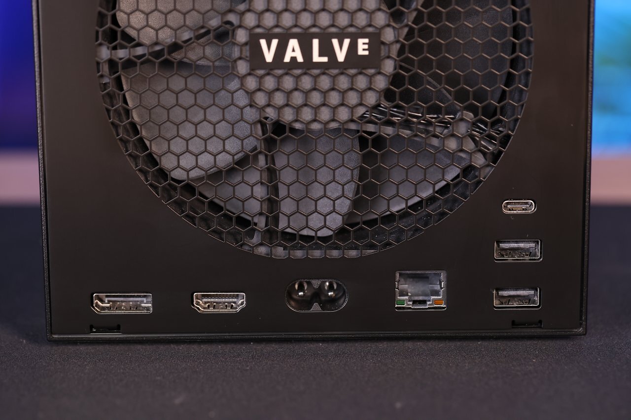 [22/06/2026] Der DisplayPort-Anschluss schafft bis zu 4K bei 240 Hz oder 8K bei 60 Hz. Nutzt ihr den HDMI-Port, kommt ihr auf bis zu 4K bei 120 Hz. Beide unterstützen FreeSync und HDR.