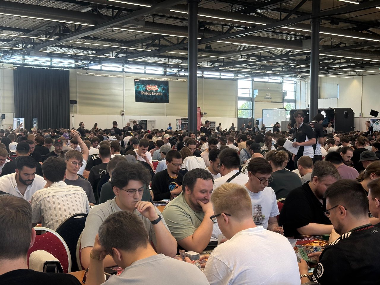 [15/06/2026] Die Messehalle in Münster war prall gefüllt mit Spielern und ihren Decks.