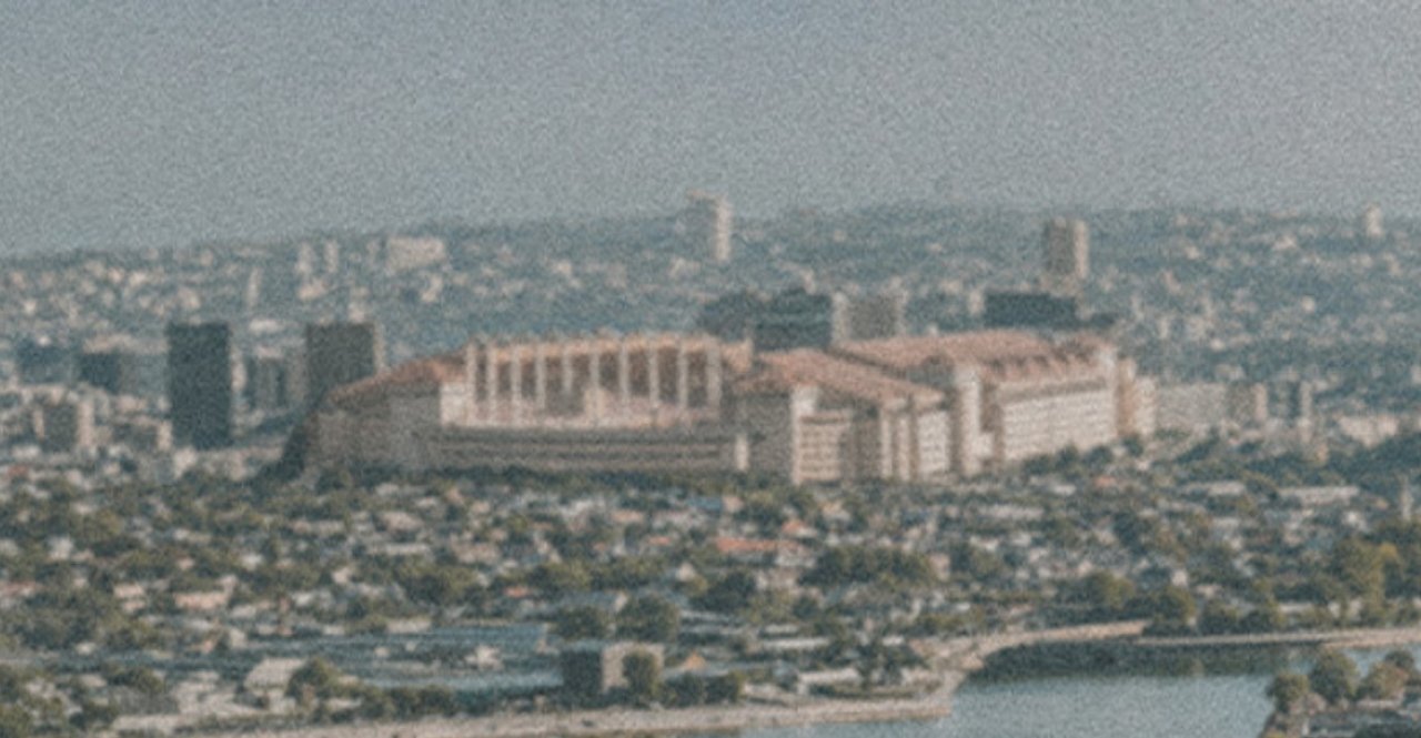 [23/07/2026] Stade Louis II - Die charakteristischen Bögen verweisen auf die AS Monaco.