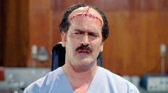 Hirnrissig: William (Bruce Campbell) ist gerade aus der Narkose erwacht 