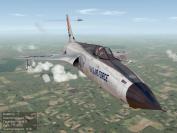 Ohne ausgefeilte Zielerfassung und mit gerade mal zwei Infrarot-Raketen bewaffnet, sind Dogfights mit der F-105 eine echte Herausforderung. 