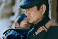 Auf seiner Reise macht Takada (Ken Takakura) die Bekanntschaft eines kleinen Jungen 