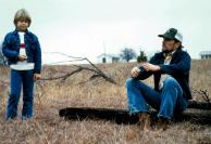 Mac Sledge (Robert Duvall, re.) freundet sich mit dem Halbwaisen Sonny (Allan Hubbard) an 