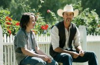 Mit seiner netten Art lockt Harlan (Edward Norton) den stillen Lonnie (Rory Culkin, li.) aus der Reserve 