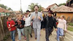 Borat (Sacha Baron Cohen, Mitte) präsentiert sein "Heimatdorf" und dessen Bewohner 