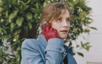 Jeanne (Isabelle Huppert) recherchiert.