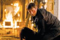 Mads Mikkelsen wandelt sich vom karrieregeilen Angestellten zum knallharten Action-Rächer 