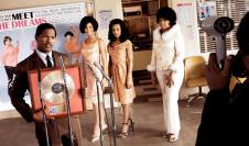 Zunächst treten Deena (Beyoncé Knowles), Lorrell (Anika Noni Rose) und Effie (Jennifer Hudson) als Backups auf 