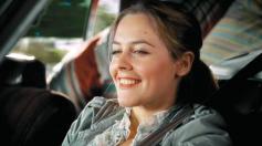 Dee Dee (Alicia Silverstone) kommt nach Hause
