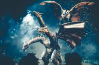 Mothra attackiert King Ghidorah