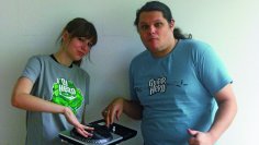 Simon und Katha im "Hero"-Look. Die DJ-Leibchen könnt ihr gewinnen!