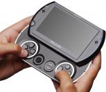 Erst seit 2009 auf dem Markt, kann man die PSP Go bereits als Flop bezeichnen. Verkaufszahlen waren unerfreulich, gerade im Vergleich zum Vorgänger. Dazu kamen Probleme mit dem Retail-Handel, der am Spieleverkauf mitverdienen wollte.