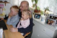 Unser User SgtMeyckie beim Zocken mit seinen Enkelkindern - Lernprogramme versteht sich! Vor kurzem ist er [url=http://www.gamesaktuell.de/Community/MySite/SgtMeyckie-2691400/Blogs/60-Jahre-und-kein-bischen-kalt-734058/]60 Jahre alt geworden[/url] - nochmal alles Gute von der Redaktion! Doch ist er der älteste User bei uns? Wir wollen es wissen!
