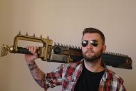 So sieht der glückliche Gewinner des Warhammer 40k-Kettensägenschwerts aus.