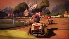 Wer wollte nicht schon immer einmal in einer Badewanne ein heißes Rennen bestreiten? [b]Little Big Planet: Karting[/b] macht's möglich. Das Spiel versprüht einen niedlichen Charme vor dem auch Erwachsene nicht verschont bleiben.