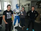 Games-Aktuell-Podcast 234: Das Talk-Trio Marco, Katha und Andy (von links), begleitet von einem Power Ranger, der die neue Games Aktuell im Arm hält. 