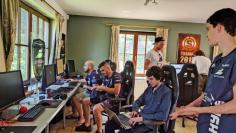 Das Wohnzimmer ist Dreh- und Angelpunkt des Bildschirmtrainings. Alle Teammitglieder sitzen hier zusammen.