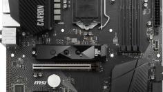 MSI H370 Gaming Pro Carbon: Der Sockel ist hier gut mittig im oberen Breich zu erkennen, direkt rechts vom Sockel ist ein Haken zur Arretierung.