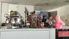 Diverse Merchandise-Artikel von Videospielen