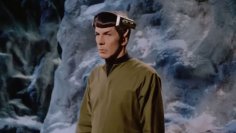 Wenn euch dieser Blick peinlich berührt vorkommt, habt ihr absolut recht: Leonard Nimoy sagte einst, dass er die Folge am liebsten vergessen würde.  