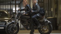 Yelena (Florence Pugh) und Natasha (Scarlett Johansson)