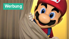 Super Mario spitzt hinter einem Vorhang hervor.