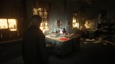 James befindet sich in einem verwüsteten Bürozimmer