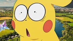 Ein erstauntes Pikachu macht große Augen.
