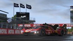 Ein Ferrari-Hypercar steht auf der Start-und-Zielgerade in Le Mans