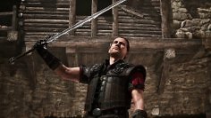 Der namenlose Held im Gothic Remake begutachtet sein Schwert.