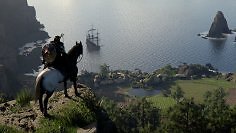 Kliff steht auf einem Pferd an einer Klippe und schaut aufs Meer.