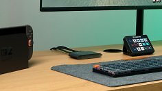 Auch auf dem Schreibtisch macht die Elgato Game Capture 4K S eine gute Figur und nimmt wenig Platz weg.