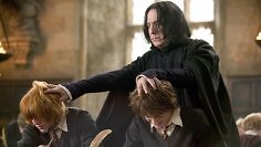 Szene aus den Harry Potter-Kinofilmen. Snape ermahnt Ron und Harry.