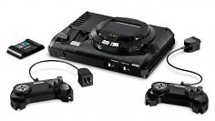 Das Sega Mega Drive kommt als Lego-Set. Das Bild zeigt das gebaute Gerät mit zwei Controllern samt Kabeln und einem Modul.