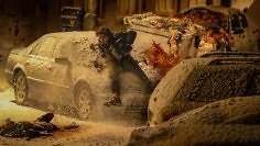 Der erste Teaser-Trailer zum Resident Evil-Reboot ist da. Das Bild zeigt den Protagonisten zwischen verschneiten Autos.