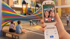 Das nächste große Ding von Commodore ist das im Bild mit einer Videocall-App zu sehende Retro-Handy Callback 8020.