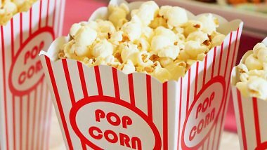 Eine Tüte Popcorn, randvoll gefüllt.