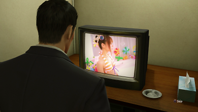 Verstehen wir nicht. Hat Kiryu Schnupfen oder warum sind da Taschentücher neben dem TV?