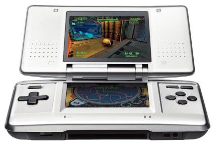 Der Nintendo DS in der ersten, noch etwas klobigen Version 1.