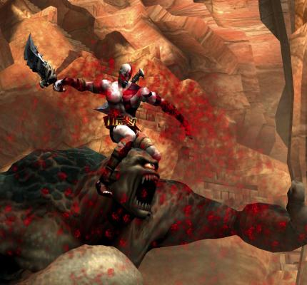 Blutiges Gemetzel: Kratos, der Antiheld in God of War, erklimmt den Rücken des Zyklopen und bearbeitet dessen Auge. (PS2)