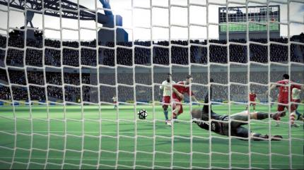 Nicht perfekt: Auf der Videowand wird die Torchance für die Stadionbesucher wiederholt. Wer genau hinsieht, erkennt, dass einige Spieler mit dem Tornetz verwachsen sind. Unschön!