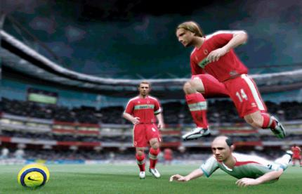 In manchen Situationen kann man dem Gegner nur durch einen beherzten Sprung entkommen. (FIFA 07)